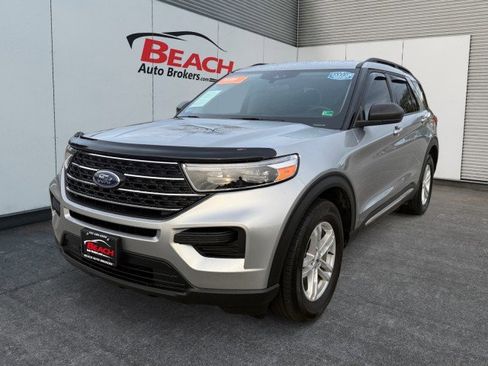 Used 2024 Ford Explorer XLT image 3