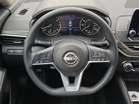 Used 2025 Nissan Altima 2.5 SV image 17