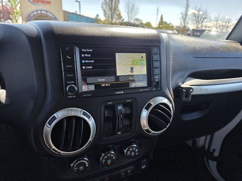 Used 2016 Jeep Wrangler Unlimited Rubicon AWD/4WD image 14