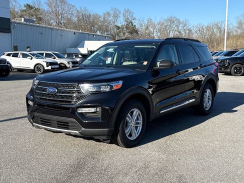 Used 2023 Ford Explorer XLT w/ Equipment Group 202A image 3