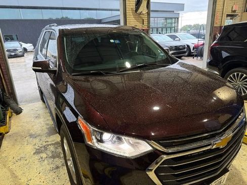 Used 2021 Chevrolet Traverse LT FWD image 2