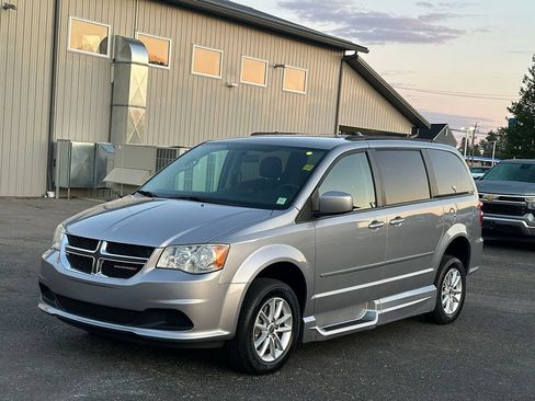 Used 2014 Dodge Grand Caravan SXT FWD image 2