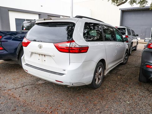 Used 2018 Toyota Sienna LE image 7