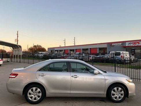 Used 2011 Toyota Camry LE image 5