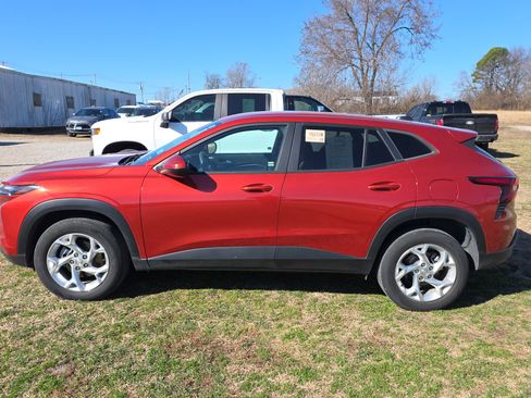 Used 2024 Chevrolet Trax LS w/ LS Convenience Package image 4