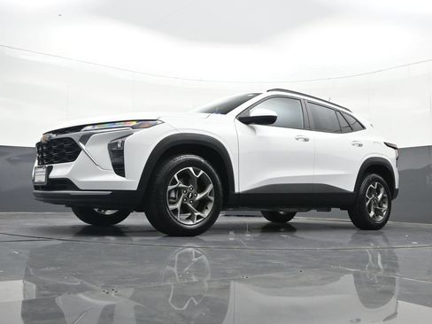 Certified 2025 Chevrolet Trax LT FWD image 29