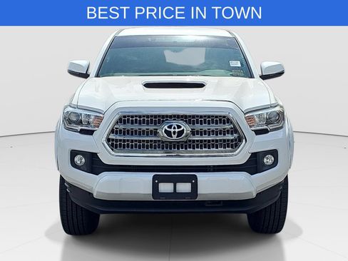 Used 2017 Toyota Tacoma TRD Sport w/ Tow Package RWD image 2