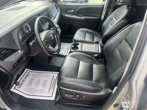 Used 2019 Toyota Sienna SE w/ SE Preferred Package FWD image 11