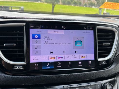 Used 2025 Chrysler Pacifica Select FWD image 9