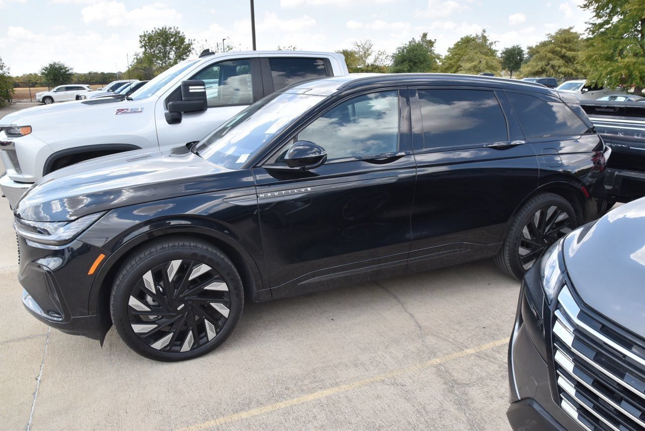 Certified 2025 Lincoln Nautilus Reserve w/ Jet Appearance Package AWD/4WD image 8