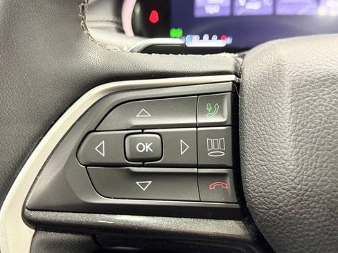 Used 2023 Jeep Grand Cherokee Laredo w/ Luxury Tech Group I AWD/4WD image 19
