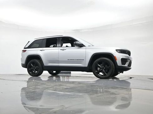 Used 2024 Jeep Grand Cherokee Altitude AWD/4WD image 32