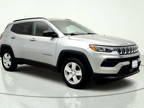 Used 2022 Jeep Compass Latitude w/ Sun and Sound Group AWD/4WD image 3