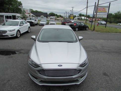 Used 2018 Ford Fusion SE FWD image 3