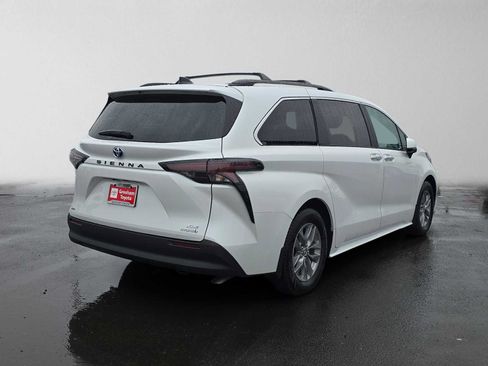 Used 2024 Toyota Sienna XLE w/ XLE Plus Package AWD/4WD image 3
