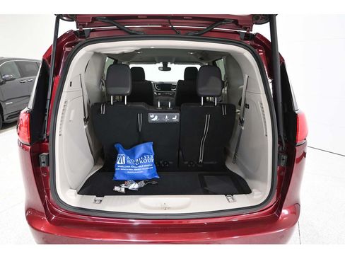 Used 2018 Chrysler Pacifica Touring-L FWD image 25