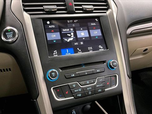 Used 2017 Ford Fusion SE w/ Fusion SE Technology Package image 10