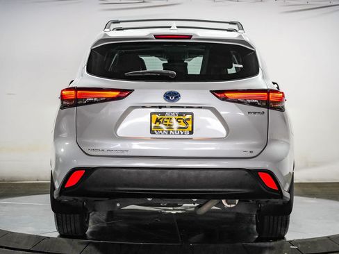 Used 2022 Toyota Highlander XLE AWD/4WD image 5