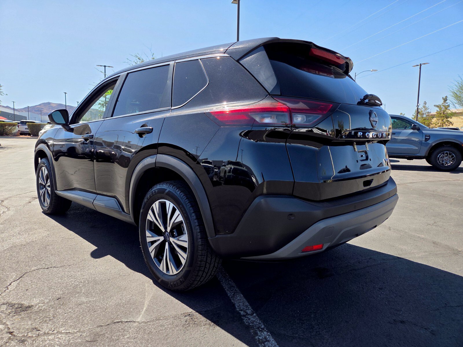 Used 2023 Nissan Rogue SV FWD image 4