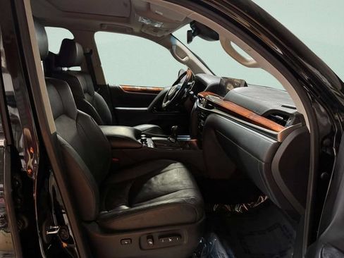 Used 2019 Lexus LX 570 4WD w/ Luxury Package image 33