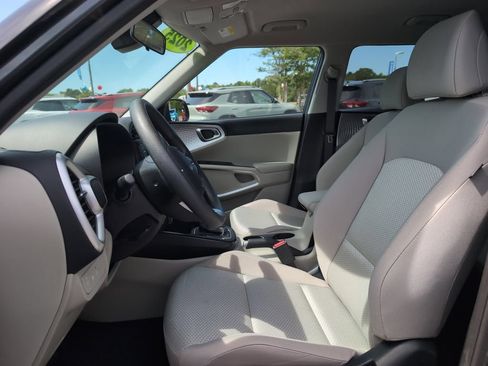 Used 2025 Kia Soul LX w/ LX Technology Package FWD image 14