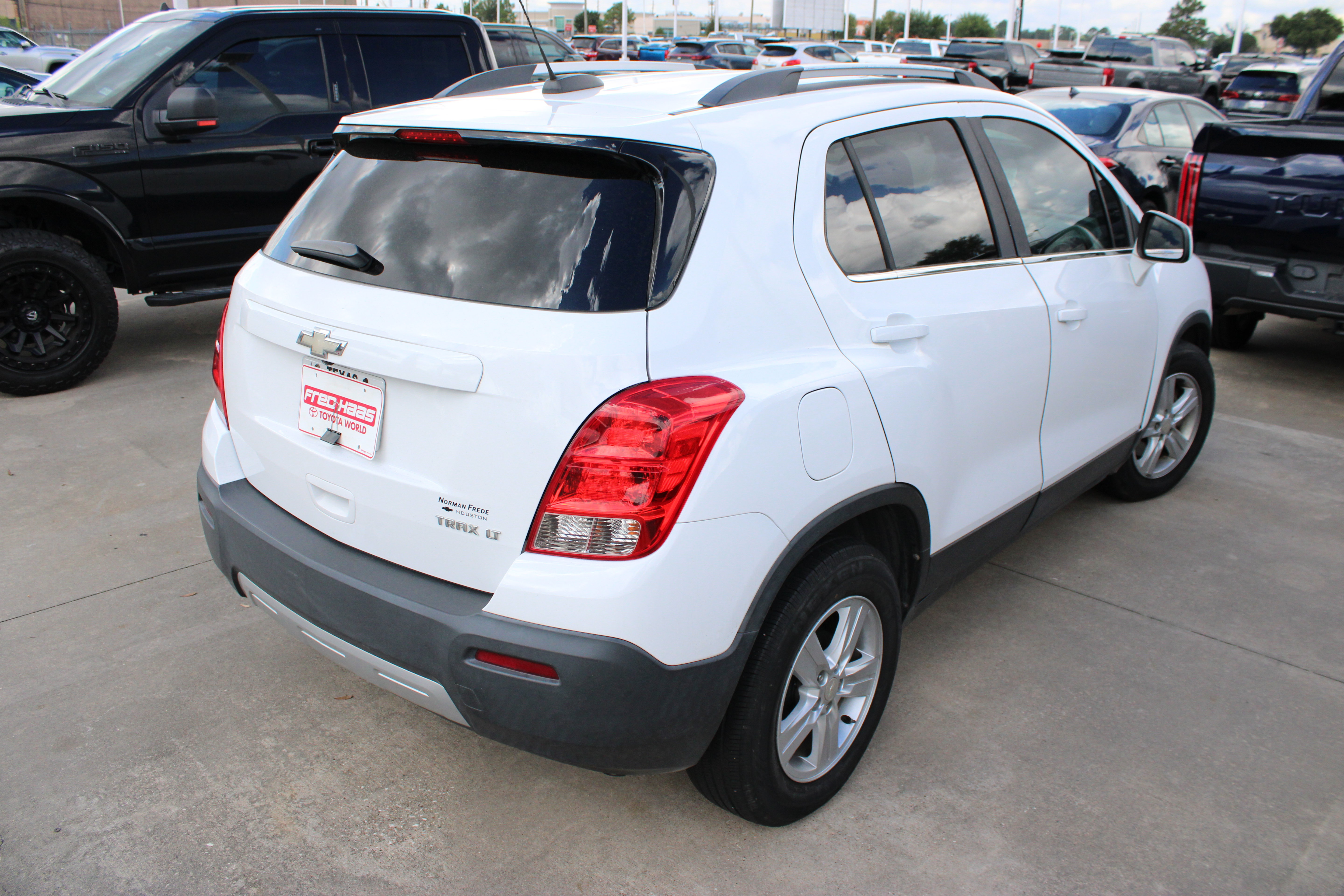 Used 2016 Chevrolet Trax LT w/ LT Sun and Sound Package FWD image 11