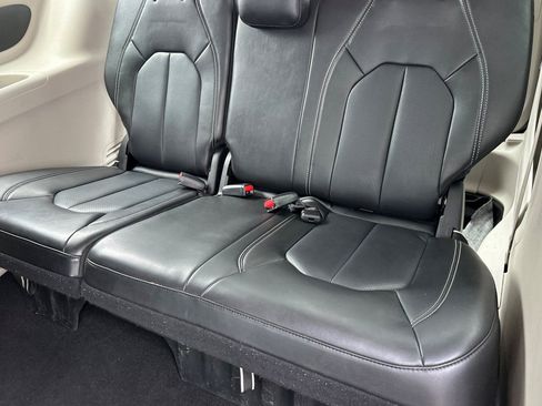 Used 2023 Chrysler Pacifica Touring-L FWD image 15