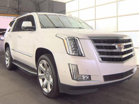 Used 2017 Cadillac Escalade Luxury AWD/4WD image 2