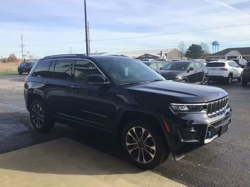 Used 2023 Jeep Grand Cherokee Overland w/ Luxury Tech Group IV AWD/4WD image 9