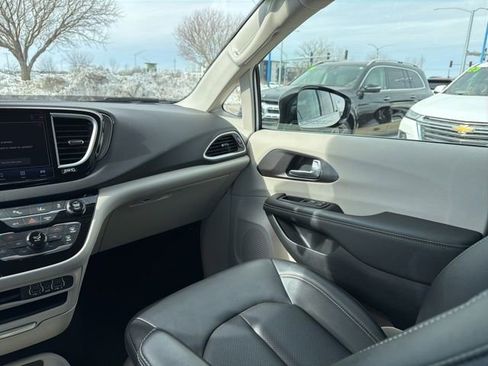 Used 2024 Chrysler Pacifica Touring-L image 25