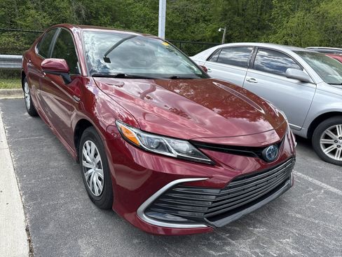 Used 2021 Toyota Camry LE image 2
