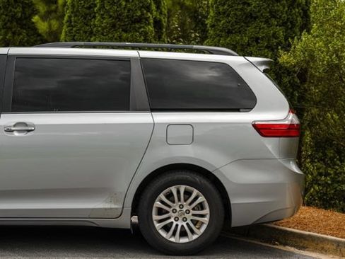 Used 2015 Toyota Sienna XLE w/ XLE Navigation Package FWD image 11