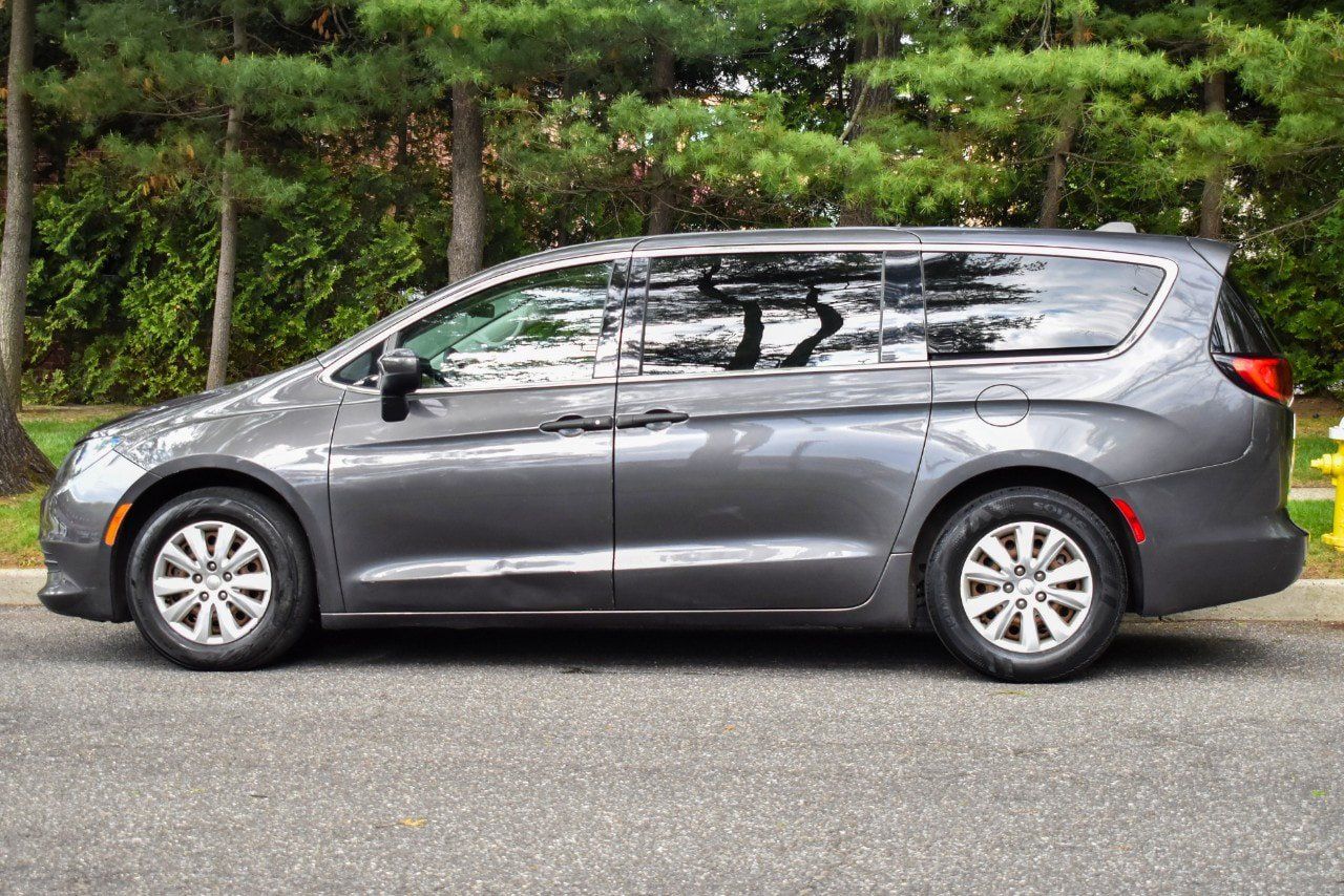 Used 2019 Chrysler Pacifica L FWD image 4