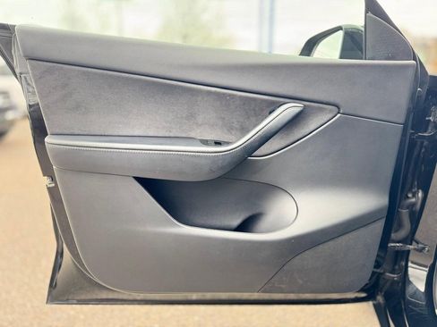 Used 2021 Tesla Model Y Long Range image 12