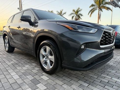 Used 2024 Toyota Highlander LE image 1