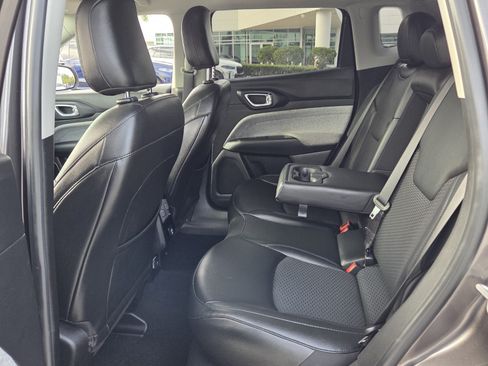 Used 2022 Jeep Compass Latitude FWD image 11