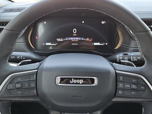 Used 2025 Jeep Grand Cherokee Limited w/ Luxury Tech Group II RWD image 17