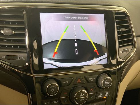 Used 2022 Jeep Grand Cherokee Laredo E image 14