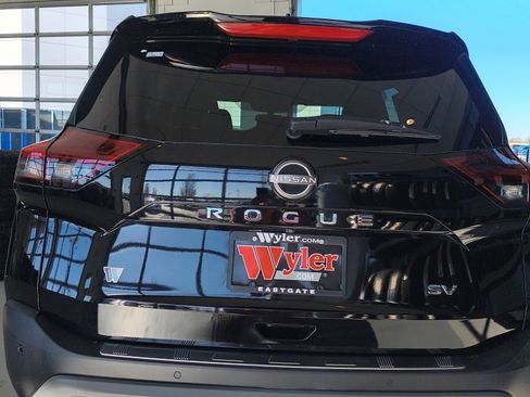 Used 2023 Nissan Rogue SV image 9