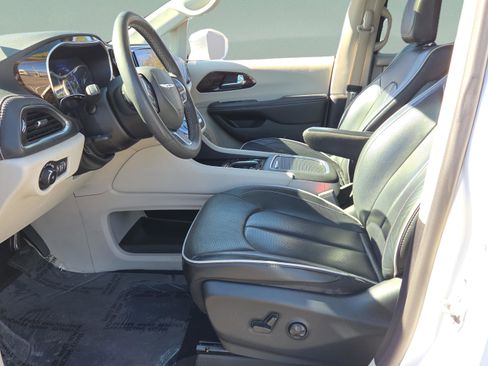 Used 2022 Chrysler Pacifica Limited w/ Uconnect Theater Family Group image 11