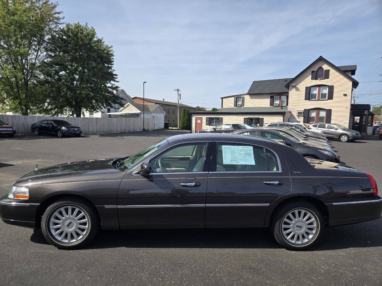 Used 2005 Lincoln Town Car Signature RWD image 9