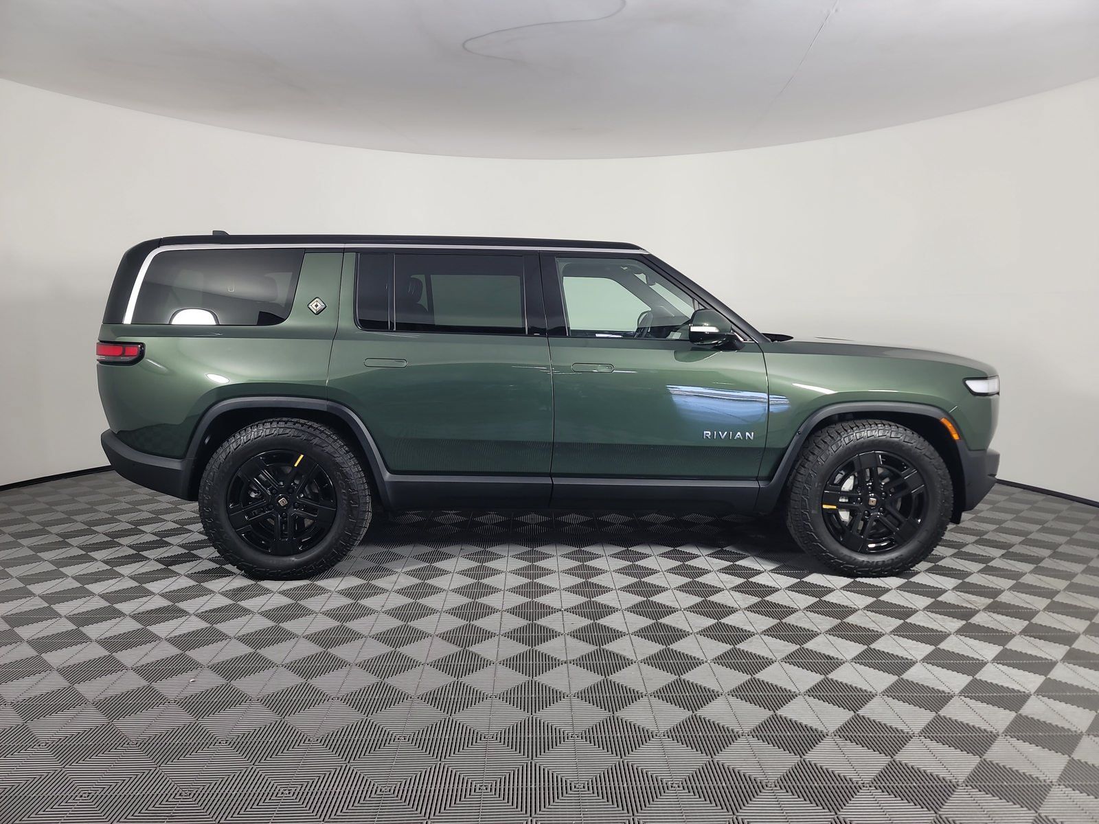 Used 2023 Rivian R1S Adventure Dual AWD/4WD image 6
