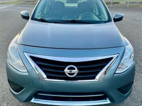 Used 2019 Nissan Versa SV image 2