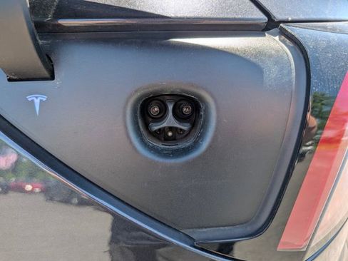 Used 2024 Tesla Model Y Long Range AWD/4WD image 12