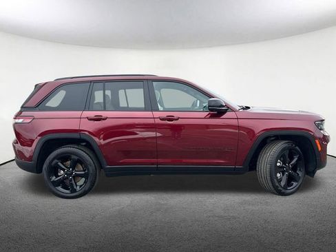 Used 2025 Jeep Grand Cherokee Limited w/ Luxury Tech Group II AWD/4WD image 14