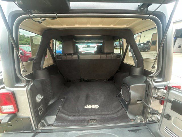 Used 2014 Jeep Wrangler Unlimited Rubicon w/ Connectivity Group AWD/4WD image 12