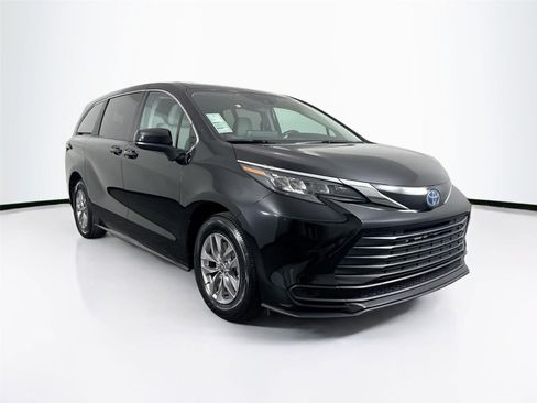Used 2024 Toyota Sienna LE image 8