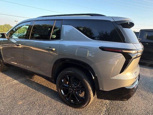 New 2027 Chevrolet Traverse RS w/ LPO, Floor Liner Package FWD image 10