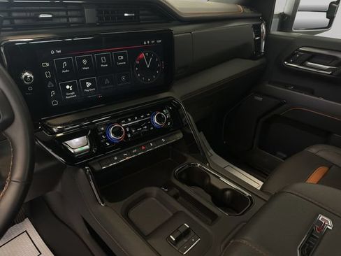 Used 2024 GMC Sierra 2500 AT4 w/ AT4 Premium Plus Package AWD/4WD image 17
