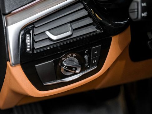 Used 2019 BMW 540i xDrive w/ Premium Package image 33